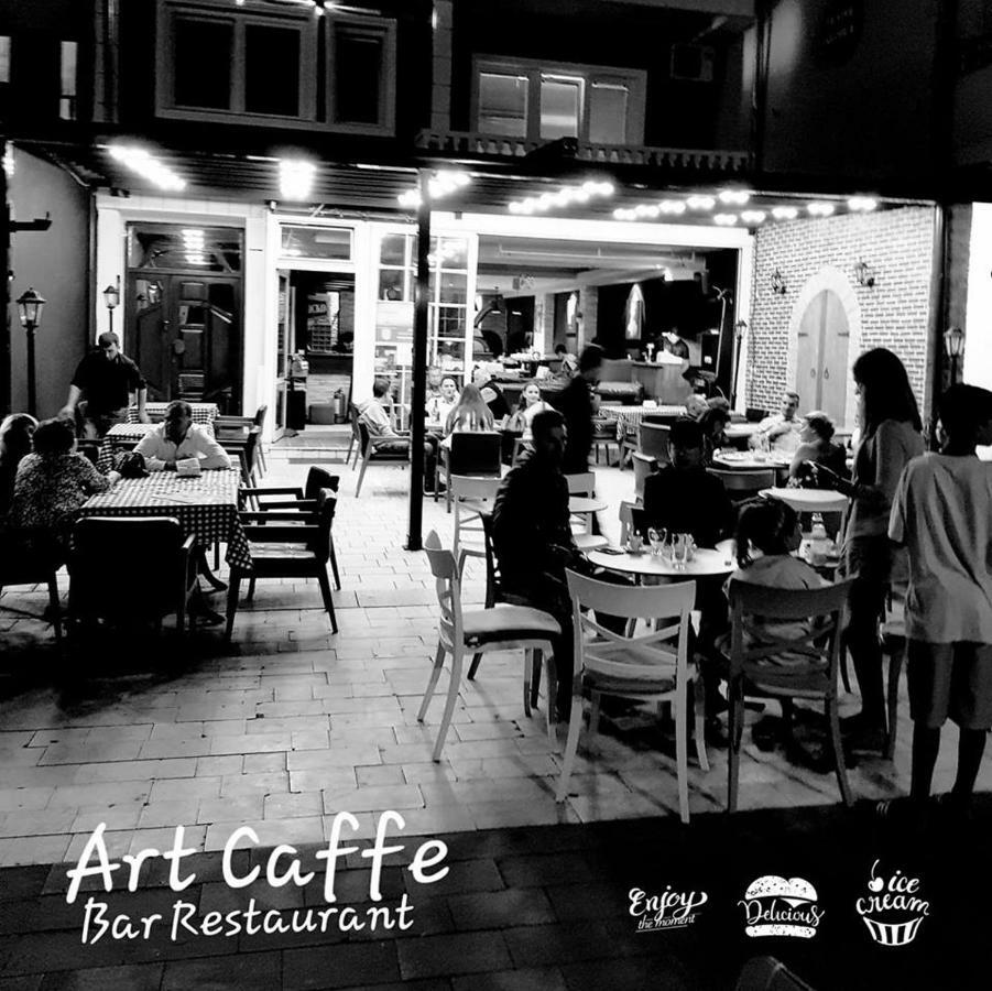 Art Theatre Caffe Hotel ストルガ エクステリア 写真